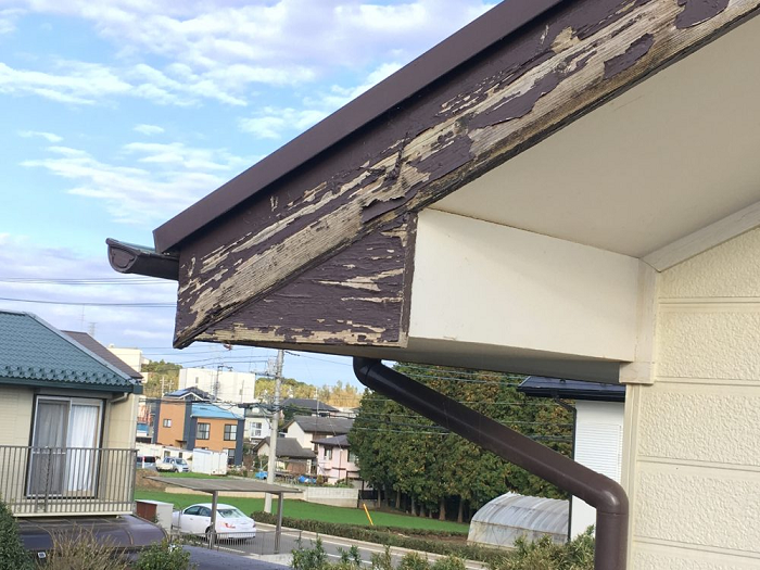 木材の破風　塗装の剥がれた写真